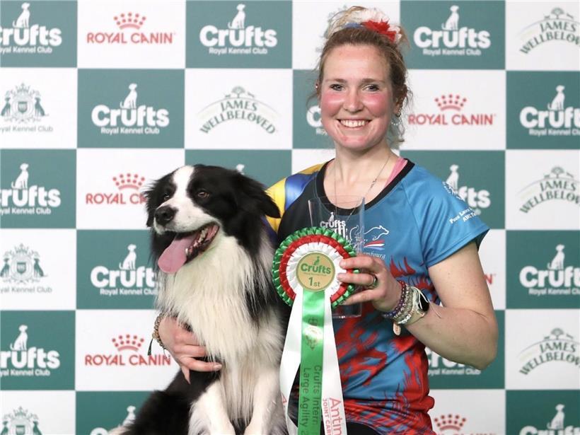 Silque Talented Tully und Laura Poos bei der Siegerehrung im Pferdesport, Gewinner feiern auf dem Podium