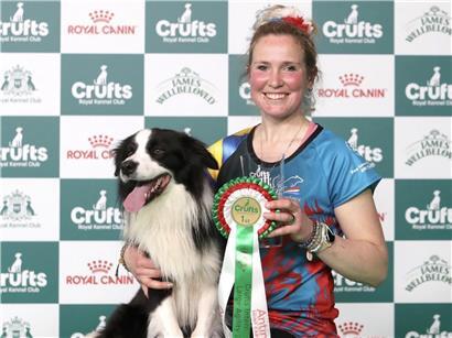 Silque Talented Tully und Laura Poos bei der Siegerehrung im Pferdesport, Gewinner feiern auf dem Podium