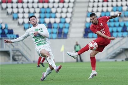 Simao Martins (r.) und Co. werden es in Skopje mit einem erfahrenen Sturmduo zu tun bekommen

