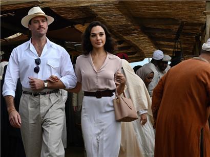 Simon Doyle (Armie Hammer) und Linnet Ridgeway (Gal Gadot) verbringen ihre Flitterwochen in Ägypten
