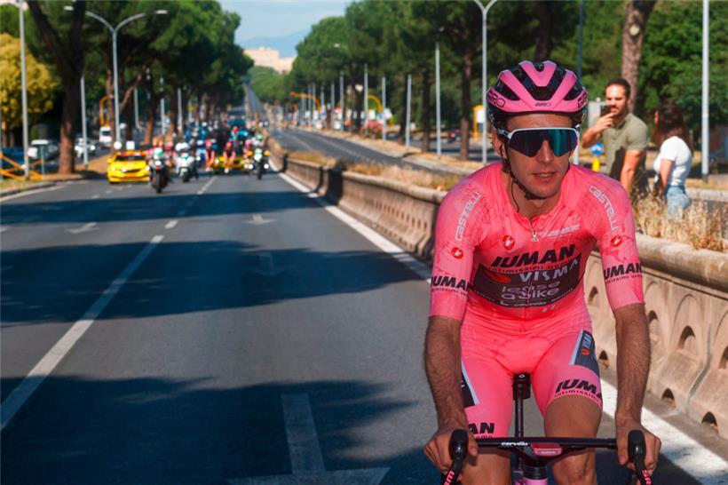 Simon Yates konnte sich am Samstag das Rosa Trikot sichern
