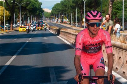 Simon Yates konnte sich am Samstag das Rosa Trikot sichern
