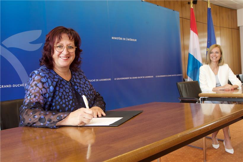 Simone Asselborn-Bintz (links im Bild) als stolze, frisch vereidigte Bürgermeisterin im Büro von Innenministerin Taina Bofferding
