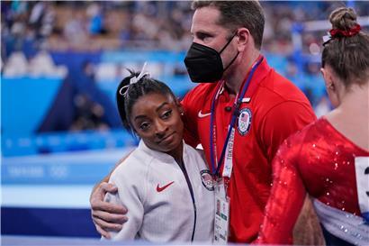 Simone Biles wurde von ihrem Trainer getröstet

