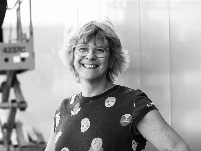 Simone Decker, Gewinnerin des Lëtzebuerger Konschtpräis 2026, posiert mit ihrer Auszeichnung vor neutralem Hintergrund