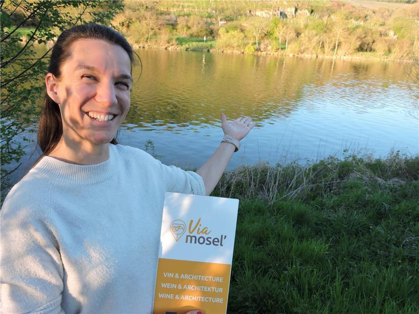 Simone Schoder, Projektleiterin von Via Mosel, spricht auf einer Veranstaltung vor Publikum