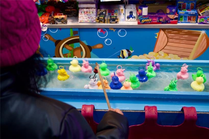 Simren konzentriert sich voller Eifer darauf, eine bunte Ente aus dem Wasserbeck...