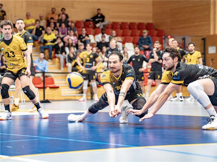 Sina Arab und Teamkollegen kämpfen intensiv um die Entscheidung in der Finalserie im Mannschaftssport