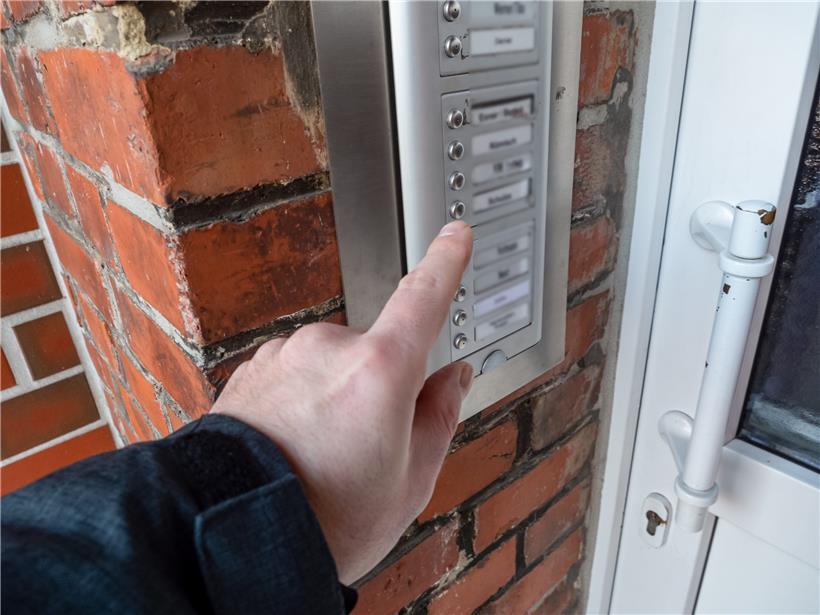 Sind Haus-zu-Haus-Sammlungen noch zeitgemäß? Viele Betroffene fühlen sich nicht nur bedroht, sondern auch in ihrer Privatsphäre verletzt.
