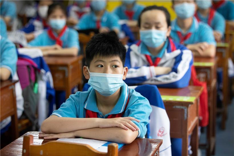 Sind Kinder und Jugendliche weniger anfällig für eine Infektion? Dieser Frage gehen viele Forscher nach.
