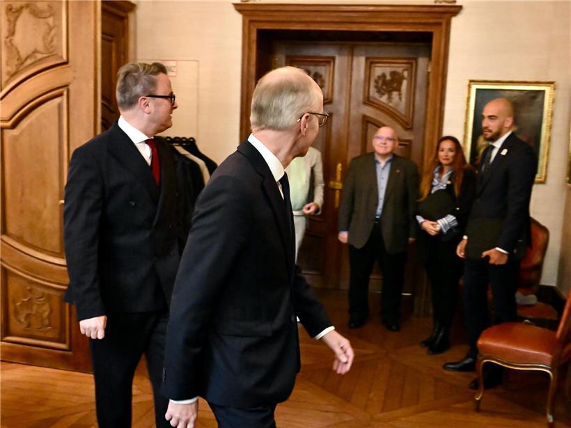 Premierminister Luc Frieden und Außenminister Xavier Bettel begegnen Gewerkschaftsvertretern im Staatsministerium auf dem Weg zum Versammlungssaal