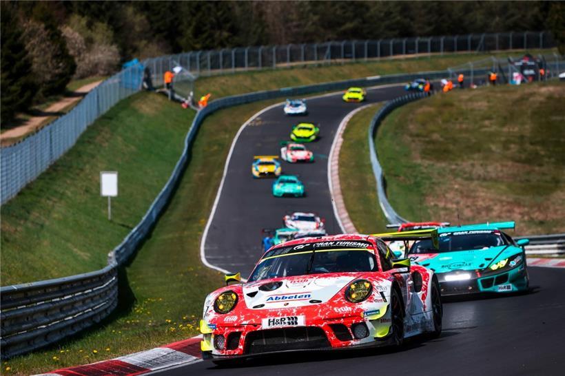 Sind die Frikadelli-Porsche-911-GT3 die Favoriten? Hier die Sieger des Quali-Rennens: Makowiecki/Martin/Olsen/Pilet vor der restlichen GT3-Meute.
