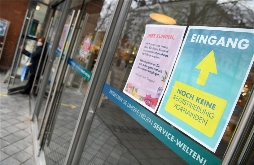 Sind wir verabredet? An einem Kaufhaus weist ein Aushang auf den Eingang für Kunden ohne Registrierung hin.
