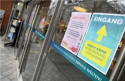 Sind wir verabredet? An einem Kaufhaus weist ein Aushang auf den Eingang für Kunden ohne Registrierung hin.
