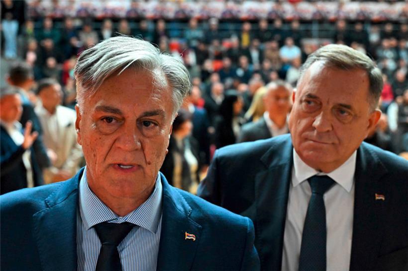 Sinisa Karan (l.) tritt zwar als Präsidentschaftskandidat am Sonntag zu den Wahlen an, Milorad Dodik dürfte aber hinter den Kulissen die Strippen ziehen
