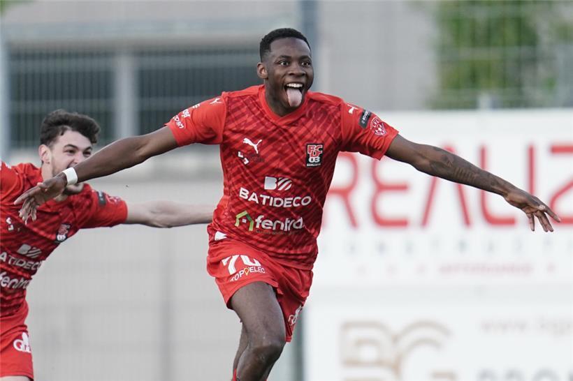 Sinnbildlich für den Differdinger Erfolg: Kenny Nagera gehört zu dem Duo, das binnen der ersten 60 Sekunden traf – dahinter freut sich Torschützenkönig Jorginho
