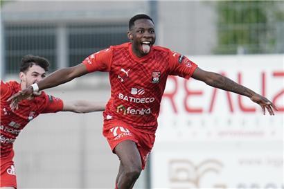 Sinnbildlich für den Differdinger Erfolg: Kenny Nagera gehört zu dem Duo, das binnen der ersten 60 Sekunden traf – dahinter freut sich Torschützenkönig Jorginho
