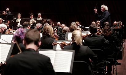 Sir Simon Rattle und das LSO spielen Bruckners 4. Symphonie
