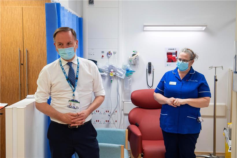 Sir Simon Stevens, Chef des englischen Gesundheitsdienstes, spricht bei seinem Vorbereitungsbesuch im Krankenhaus „Royal Free“ mit einer Mitarbeiterin
