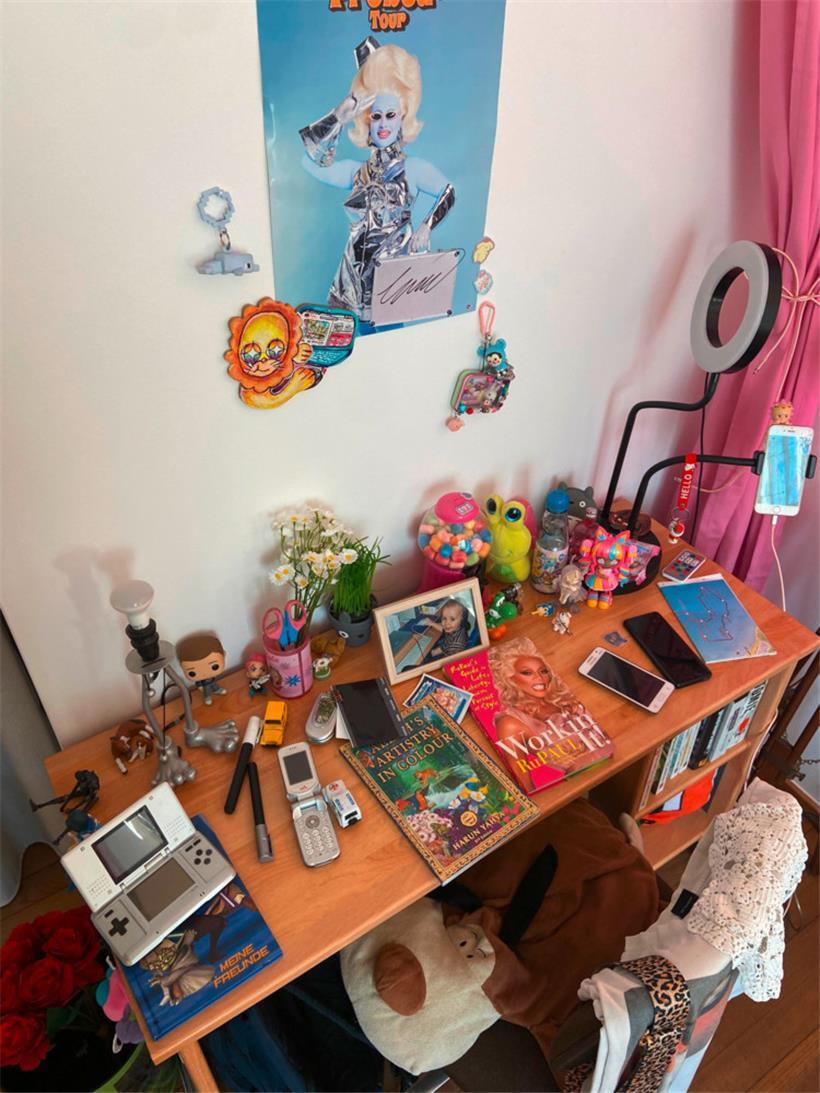 Sirah Haris präsentiert eine Sammlung popkultureller Gegenstände mit Nostalgie-Faktor 
