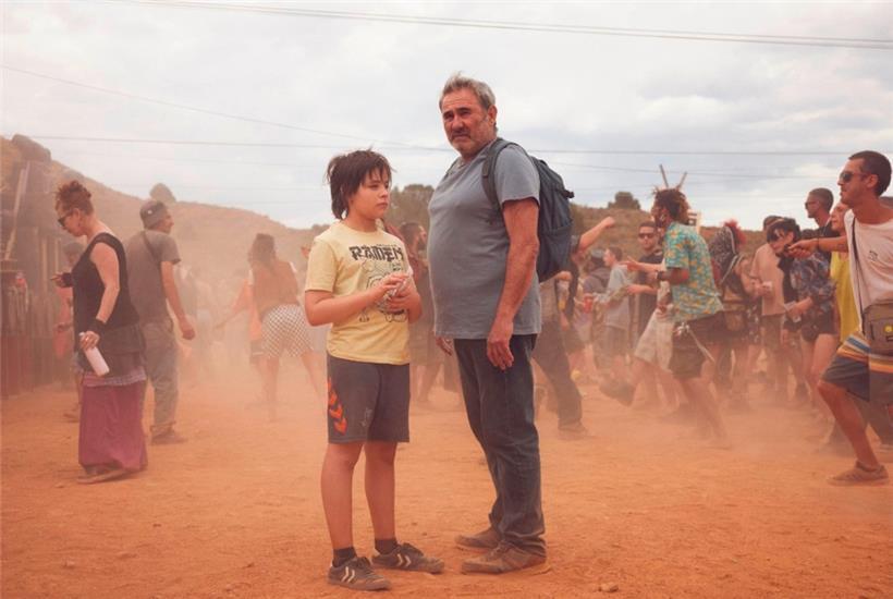 „Sirât“ ist einer der neuen Filme in Luxemburgs Kinos: Sergi López (r.) sucht dort in der Wüste nach seiner verschollenen Tochter
