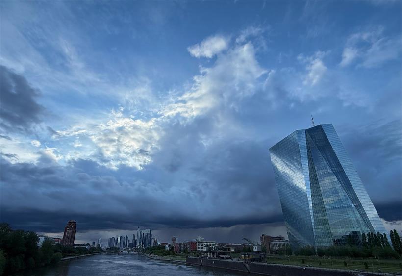 Europäische Zentralbank Gebäude in Frankfurt am Main, moderner Bürokomplex mit Glasfassade bei blauem Himmel