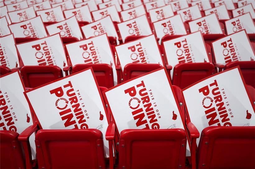 Sitze mit Schildern werden vor der Gedenkfeier für den politischen Aktivisten Ch...