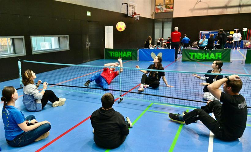 Sitzvolleyball ist bei den Männern seit 1980 im paralympischen Programm, bei den Damen wurde es 2004 aufgenommen

