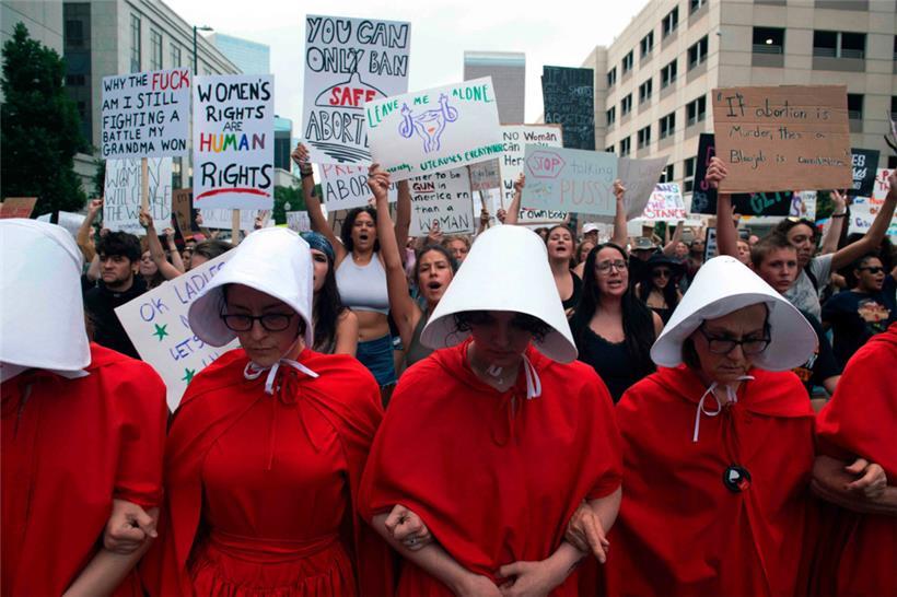 „Skandalös“ und „destabilisierend“: Quer durch die USA gibt es Proteste gegen die Richterentscheidung
