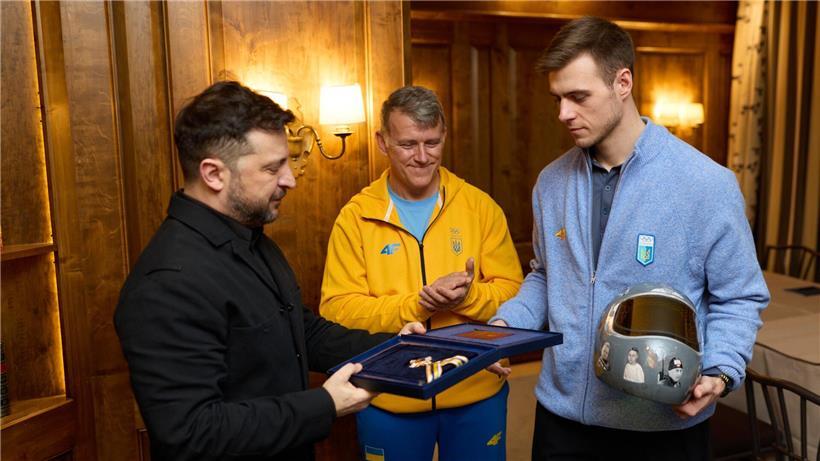 Skeletoni Wladyslaw Heraskewytsch erhält in München den Orden der Freiheit von Präsident Wolodymyr Selenskyj