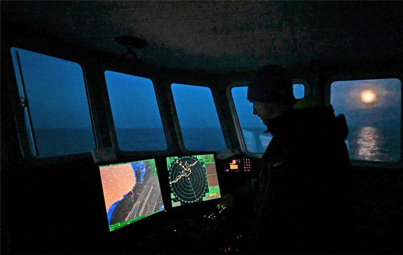 Skipper Matt Coker muss die Augen auf seinen Monitoren halten – jedes Jahr überqueren Zehntausende Migranten und Asylsuchende den Ärmelkanal
