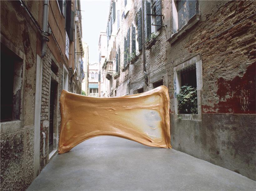Skulptur aus der Reihe „Chewing in Venice“ von Simone Decker