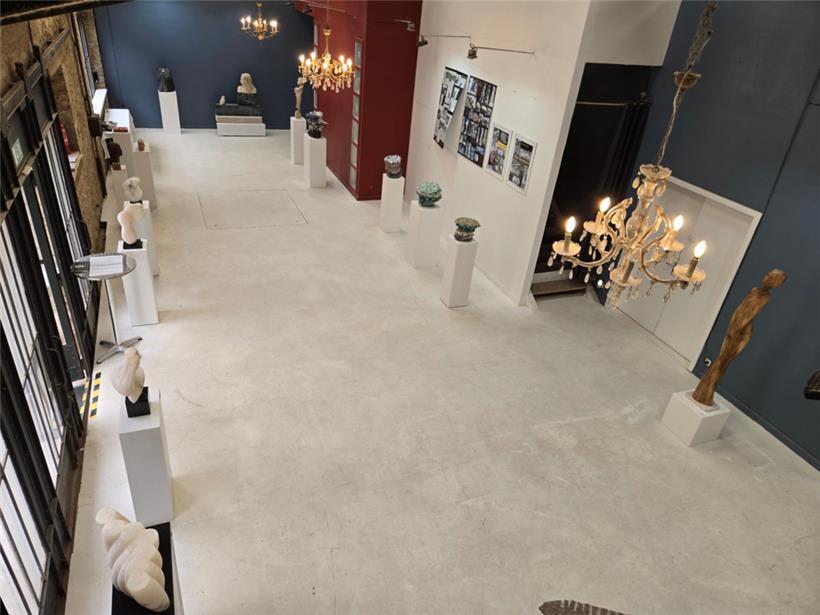Skulpturen-Ausstellung der fünf Symposium-Künstler in der Piazza des Ateliergebäudes

