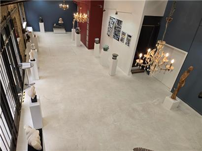 Skulpturen-Ausstellung der fünf Symposium-Künstler in der Piazza des Ateliergebäudes
