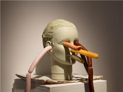 Skurrile Skulpturen, junge Talente: Die Ausstellung „The World is a Stage“ zeigt noch bis Ende April Arbeiten von Robin Bigret und Arthur Delhaye