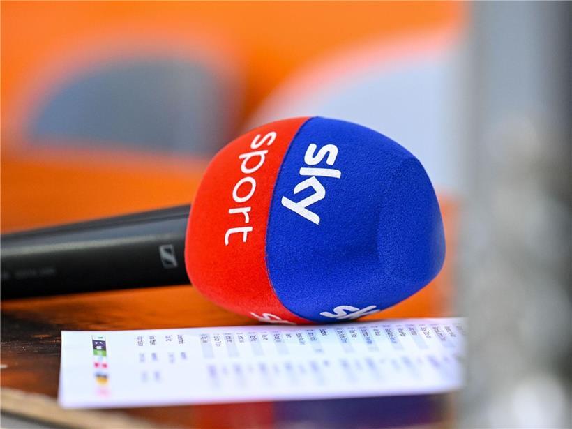 Sky Sport Mikrofon auf Holztisch, Sportjournalismus Ausrüstung für Live-Übertragungen und Interviews