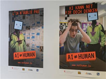 Slogans der neuen KI-Sensibilisierungskampagne auf Plakaten für künstliche Intelligenz und digitale Ethik