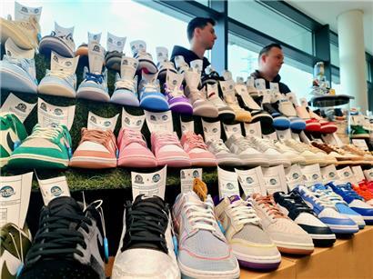 Sneakers so weit das Auge reicht
