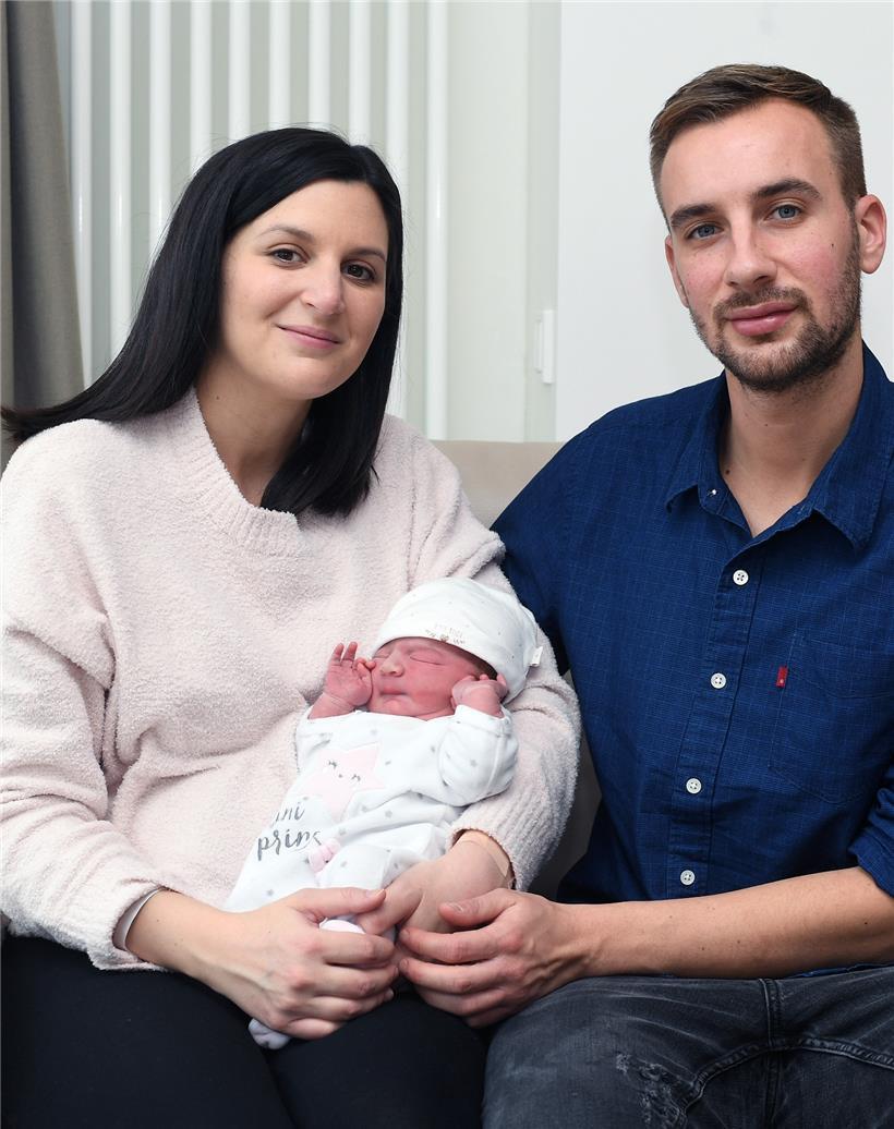 So eine Geburt ist ganz schön anstrengend: Romy schläft im Arm ihrer Mutter