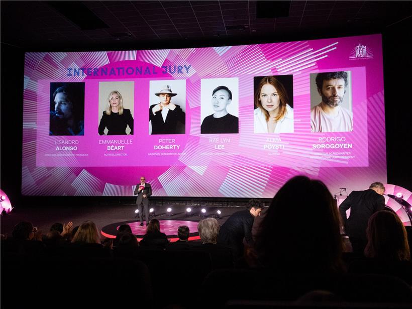 Isabelle Huppert erhält den Talent Award – „My Father’s Shadow“ gewinnt den Grand Prix Gruppe von Menschen unterschiedlicher Herkunft in ungewohnter, selten zusammenkommender Zusammenkunft