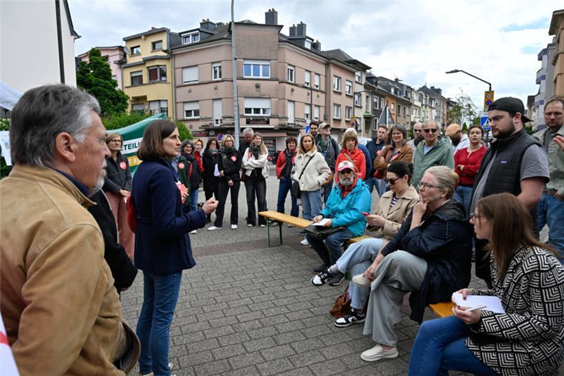 So einige Vorbeigehende machten am Freitag Halt, um sich die gesammelten Vorschl...