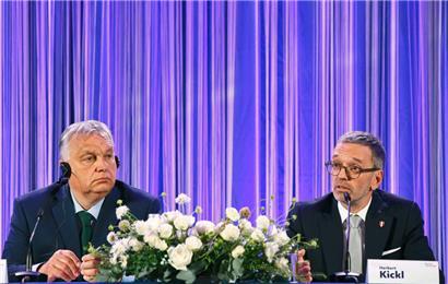 So findet Österreich-Ungarn wieder zusammen: Der Chef der rechtsextremen FPÖ, Herbert Kickl (r.), hat sich auf europäischer Ebene mit dem ungarischen Autokraten Viktor Orban (l.) verbündet
