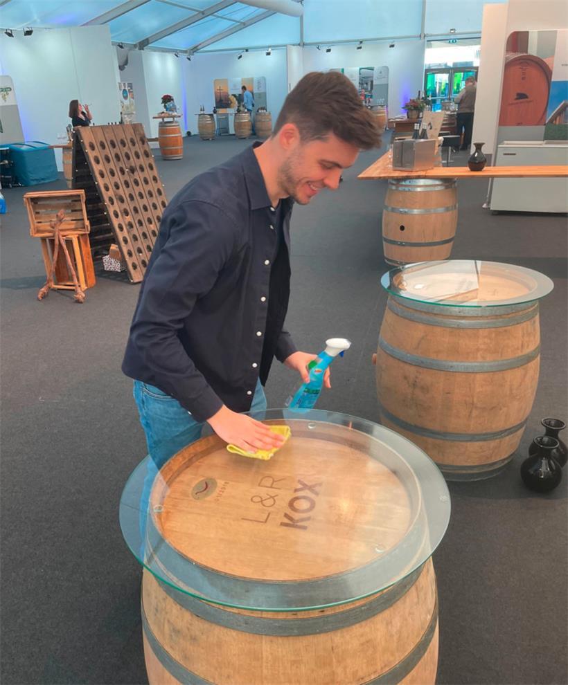 So fing der Besuch auf der „Fête des vins et crémants“ an: Cédric beim Putzen der Tische …
