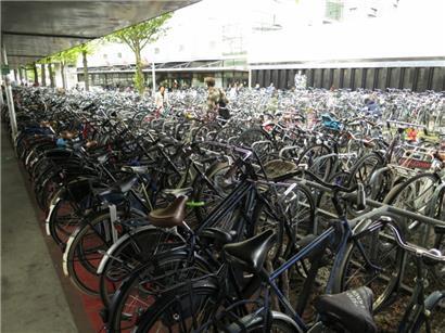 So große und volle Fahrradparkplätze wie hier bei Amsterdam Centraal gibt es in Luxemburg noch nicht
