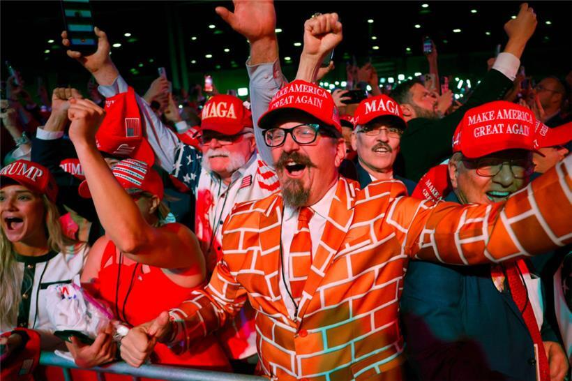 So homogen wie bei Trumps Wahlnachtsparty in West Palm Beach, Florida, präsentieren sich seine Unterstützer heute nicht mehr
