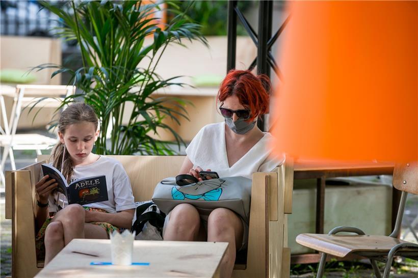 So kann man die Mittagspause auch nutzen: Lesen und Ruhe im Freien

