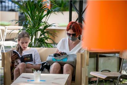 So kann man die Mittagspause auch nutzen: Lesen und Ruhe im Freien
