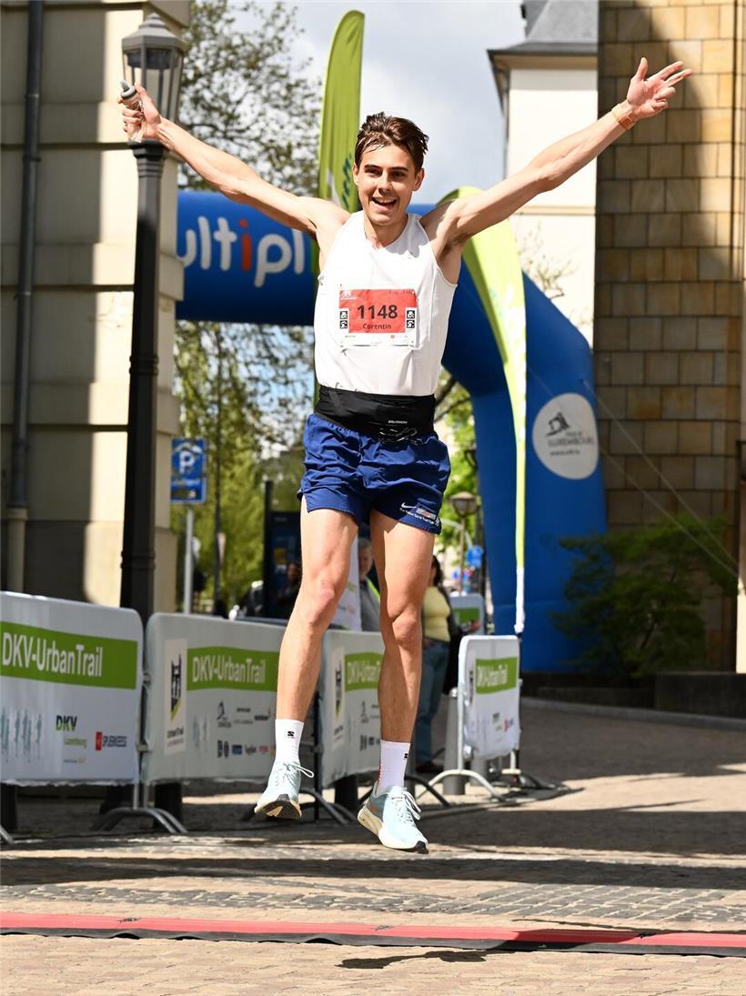 Corentin Ducret lächelt strahlend als Zweitplatzierter bei einem sportlichen Wettbewerb