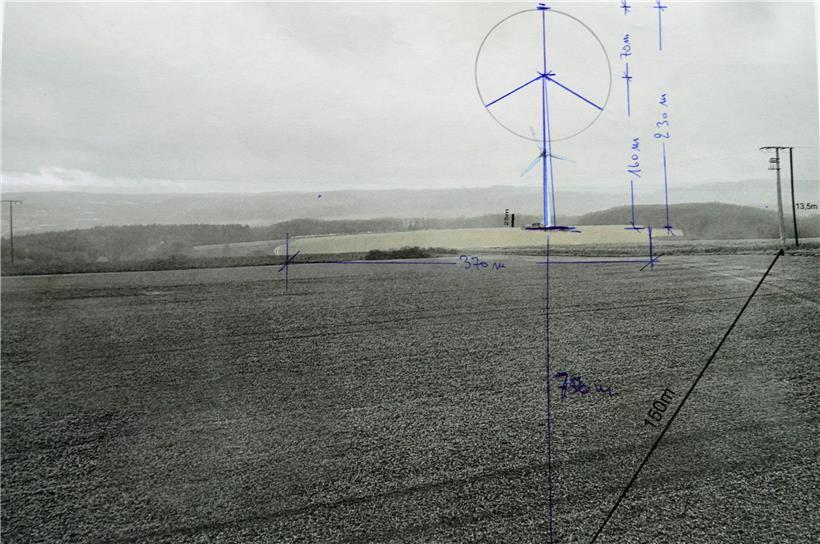 So könnte die Landschaft bei Bürden mit dem neuen Windrad aussehen
