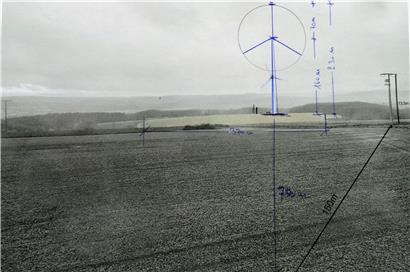 So könnte die Landschaft bei Bürden mit dem neuen Windrad aussehen
